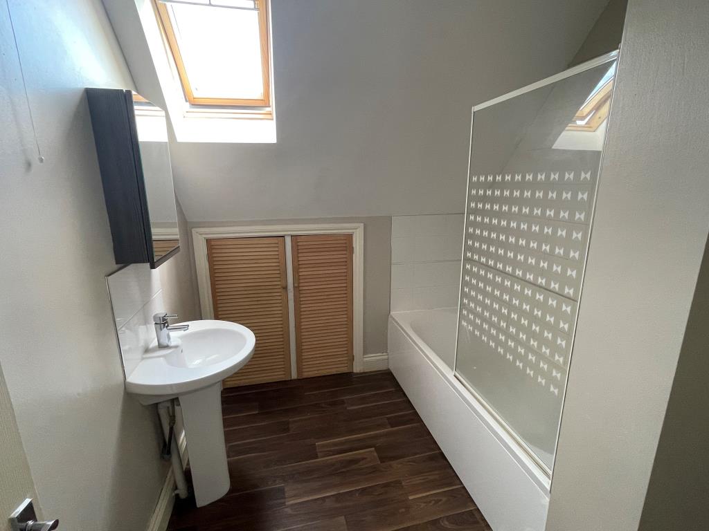 Lot: 57 - VACANT MODERN HOUSE -
